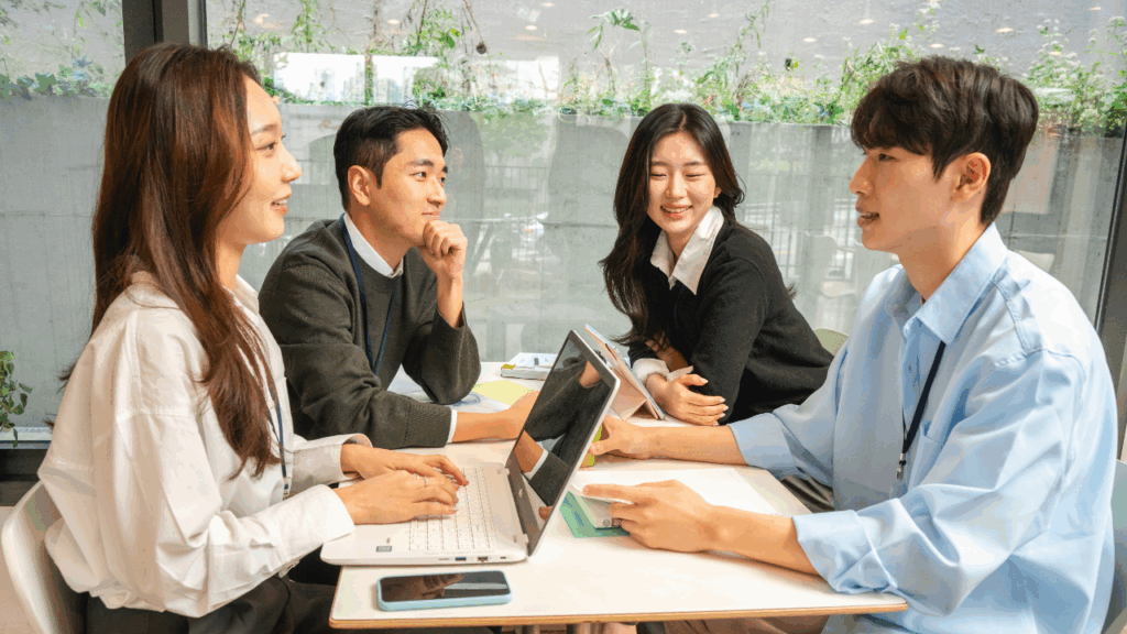 会議を行う外国人